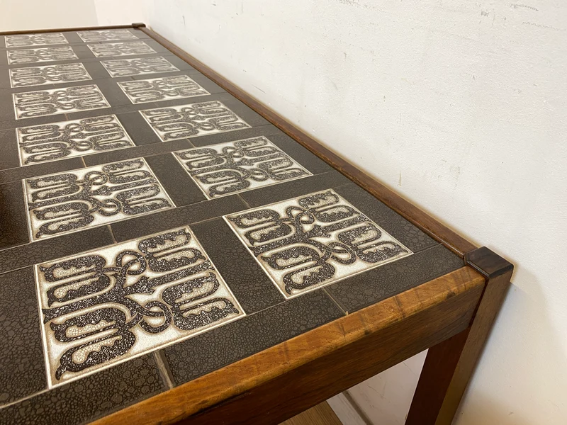 WMK Stilvoller und sehr gut erhaltener großer dänischer Couchtisch aus Palisander mit kunstvoll gestalteten Fliesen