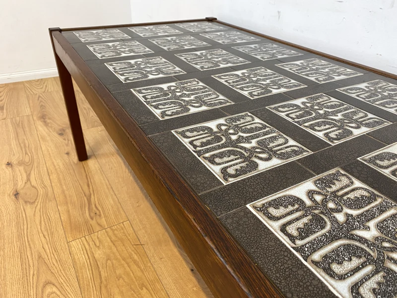 WMK Stilvoller und sehr gut erhaltener großer dänischer Couchtisch aus Palisander mit kunstvoll gestalteten Fliesen