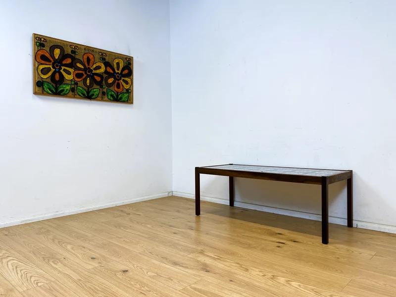 WMK Stilvoller und sehr gut erhaltener großer dänischer Couchtisch aus Palisander mit kunstvoll gestalteten Fliesen