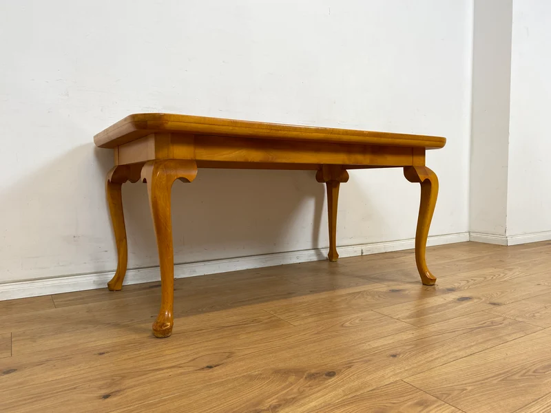 WMK Hübscher, großer und sehr gut erhaltener 60er Jahre Couchtisch im Chippendale Stil mit schönen gebogenen Tischbeinen & toller Maserung