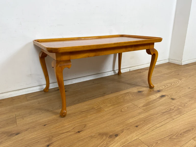 WMK Hübscher, großer und sehr gut erhaltener 60er Jahre Couchtisch im Chippendale Stil mit schönen gebogenen Tischbeinen & toller Maserung
