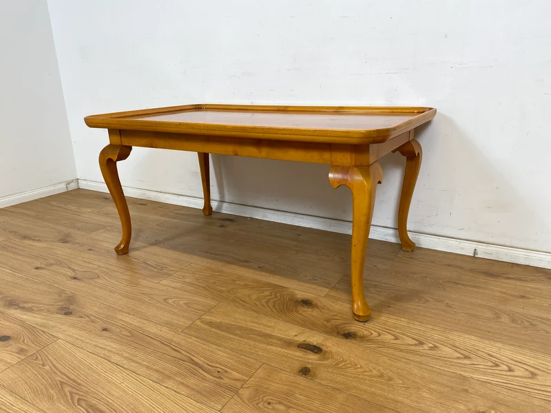 WMK Hübscher, großer und sehr gut erhaltener 60er Jahre Couchtisch im Chippendale Stil mit schönen gebogenen Tischbeinen & toller Maserung