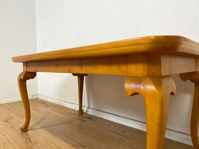 WMK Hübscher, großer und sehr gut erhaltener 60er Jahre Couchtisch im Chippendale Stil mit schönen gebogenen Tischbeinen & toller Maserung