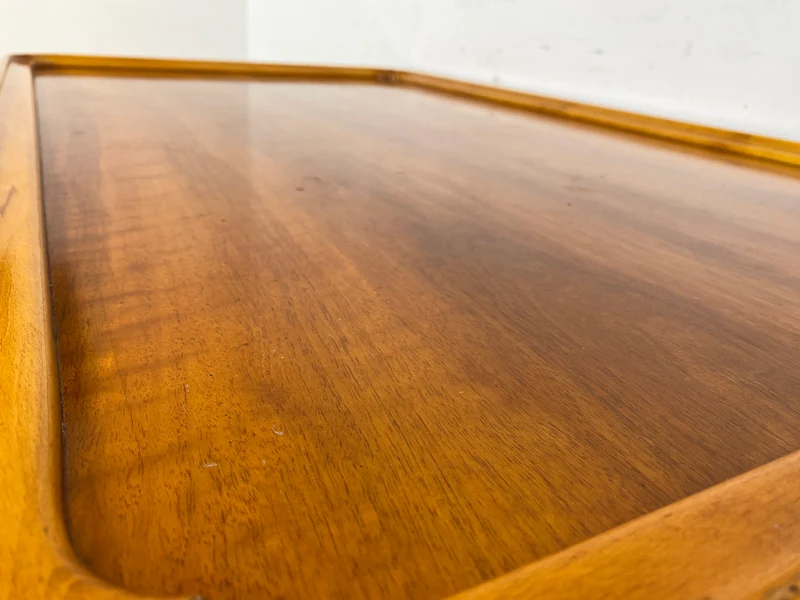 WMK Hübscher, großer und sehr gut erhaltener 60er Jahre Couchtisch im Chippendale Stil mit schönen gebogenen Tischbeinen & toller Maserung