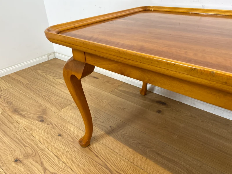 WMK Hübscher, großer und sehr gut erhaltener 60er Jahre Couchtisch im Chippendale Stil mit schönen gebogenen Tischbeinen & toller Maserung