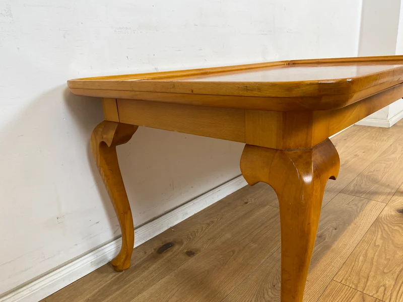WMK Hübscher, großer und sehr gut erhaltener 60er Jahre Couchtisch im Chippendale Stil mit schönen gebogenen Tischbeinen & toller Maserung