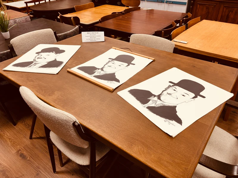 WMK 1/56 Die Kultfiguren Stan & Ollie, bekannt auch als Dick und Doof , als Vintage Druck auf Hartpapier, mit & ohne neuem Teakholz Rahmen