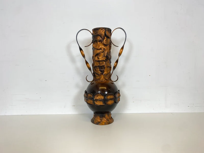 WMK Außergewöhnliche und gut erhaltene 48cm große Mid-Century Vase aus kunstvoll gestaltetem Metall