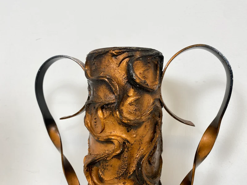 WMK Außergewöhnliche und gut erhaltene 48cm große Mid-Century Vase aus kunstvoll gestaltetem Metall
