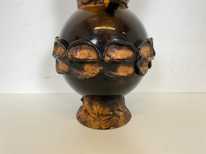 WMK Außergewöhnliche und gut erhaltene 48cm große Mid-Century Vase aus kunstvoll gestaltetem Metall