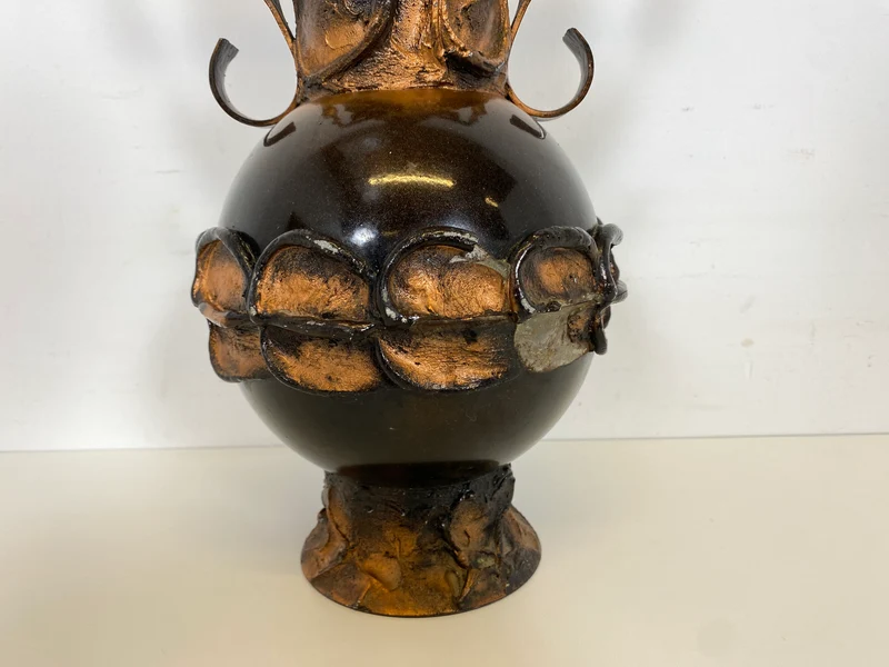 WMK Außergewöhnliche und gut erhaltene 48cm große Mid-Century Vase aus kunstvoll gestaltetem Metall