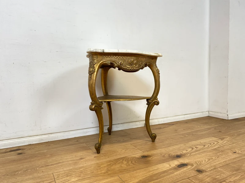 WMK Eleganter antiker Bestelltisch in seltener Dreieckform mit Marmor Auflage und goldfarbenem Tischgestell aus Holz