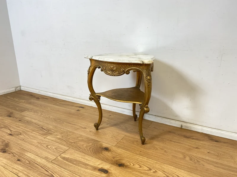 WMK Eleganter antiker Bestelltisch in seltener Dreieckform mit Marmor Auflage und goldfarbenem Tischgestell aus Holz