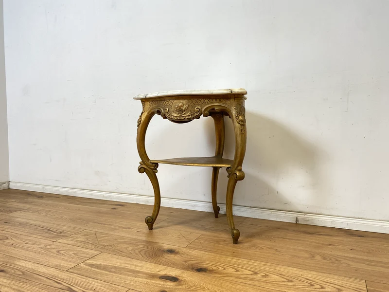 WMK Eleganter antiker Bestelltisch in seltener Dreieckform mit Marmor Auflage und goldfarbenem Tischgestell aus Holz