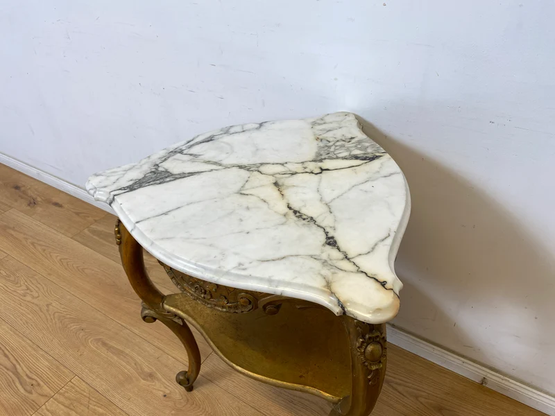 WMK Eleganter antiker Bestelltisch in seltener Dreieckform mit Marmor Auflage und goldfarbenem Tischgestell aus Holz