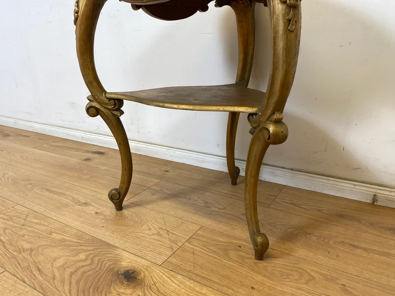 WMK Eleganter antiker Bestelltisch in seltener Dreieckform mit Marmor Auflage und goldfarbenem Tischgestell aus Holz