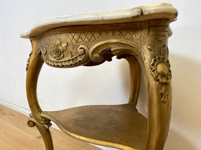 WMK Eleganter antiker Bestelltisch in seltener Dreieckform mit Marmor Auflage und goldfarbenem Tischgestell aus Holz