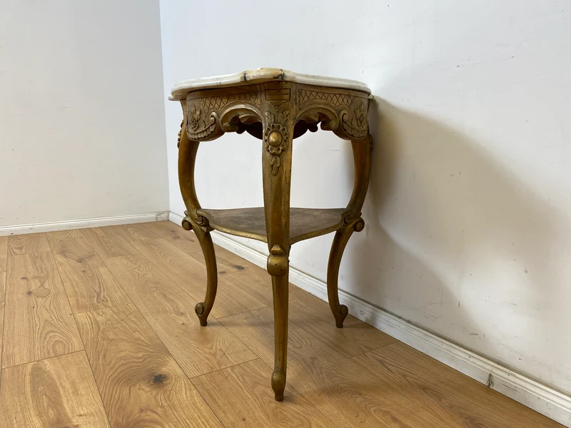 WMK Eleganter antiker Bestelltisch in seltener Dreieckform mit Marmor Auflage und goldfarbenem Tischgestell aus Holz