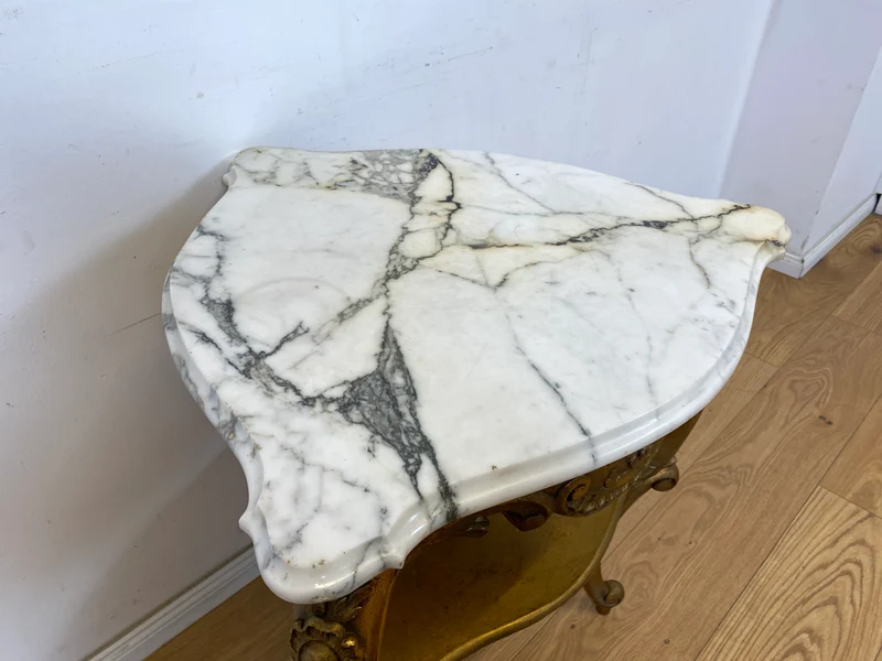 WMK Eleganter antiker Bestelltisch in seltener Dreieckform mit Marmor Auflage und goldfarbenem Tischgestell aus Holz