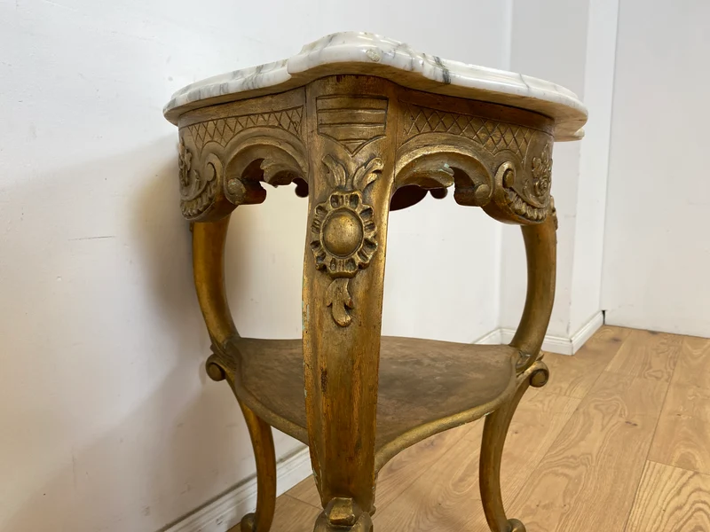 WMK Eleganter antiker Bestelltisch in seltener Dreieckform mit Marmor Auflage und goldfarbenem Tischgestell aus Holz