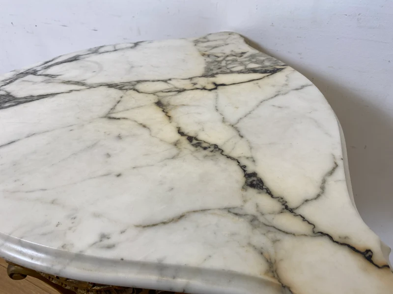 WMK Eleganter antiker Bestelltisch in seltener Dreieckform mit Marmor Auflage und goldfarbenem Tischgestell aus Holz