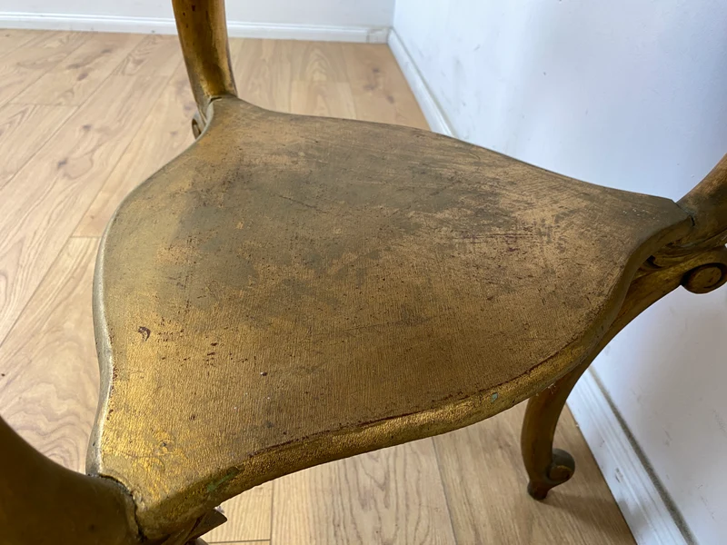 WMK Eleganter antiker Bestelltisch in seltener Dreieckform mit Marmor Auflage und goldfarbenem Tischgestell aus Holz