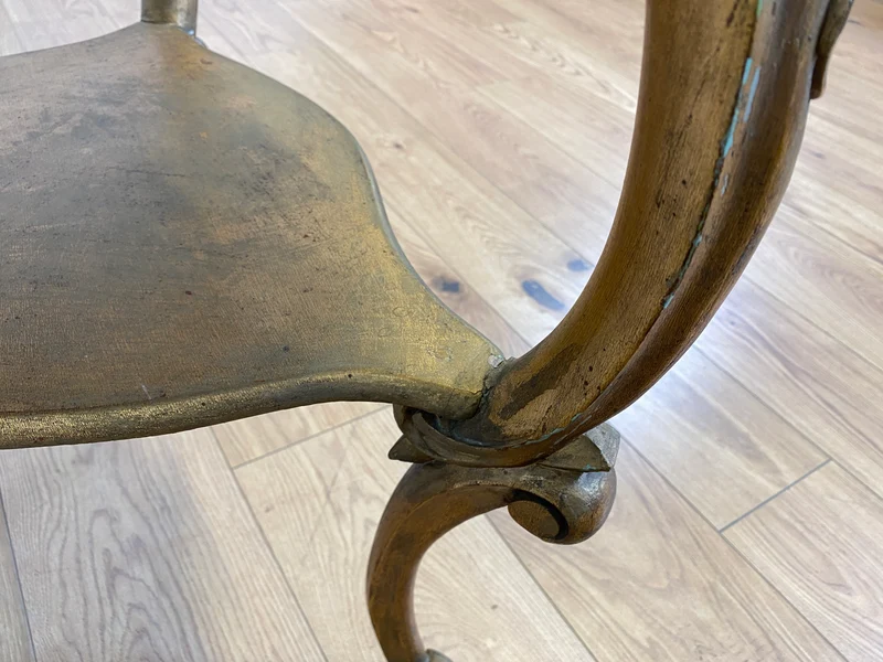 WMK Eleganter antiker Bestelltisch in seltener Dreieckform mit Marmor Auflage und goldfarbenem Tischgestell aus Holz