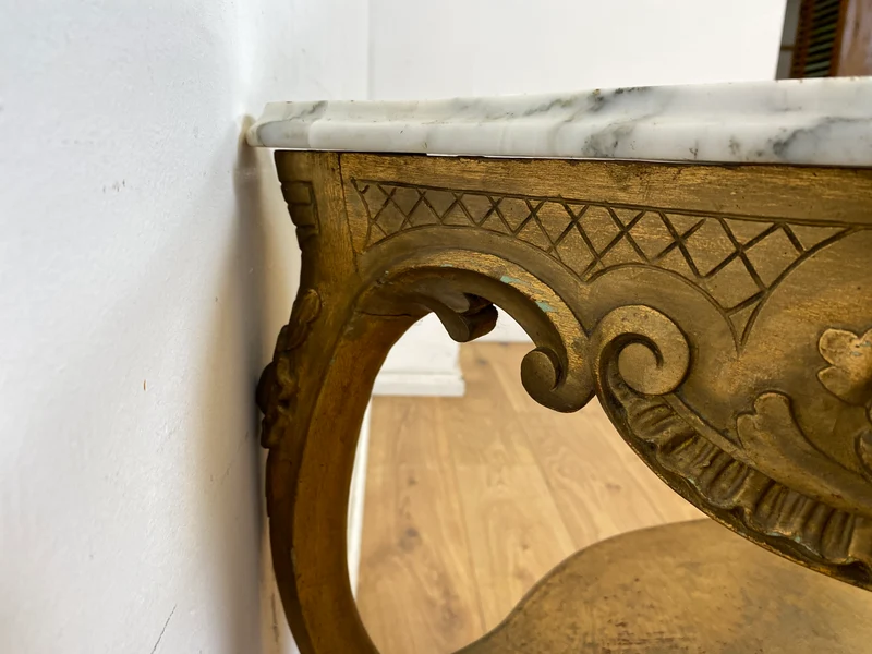 WMK Eleganter antiker Bestelltisch in seltener Dreieckform mit Marmor Auflage und goldfarbenem Tischgestell aus Holz