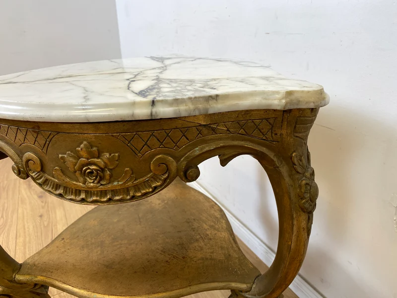 WMK Eleganter antiker Bestelltisch in seltener Dreieckform mit Marmor Auflage und goldfarbenem Tischgestell aus Holz