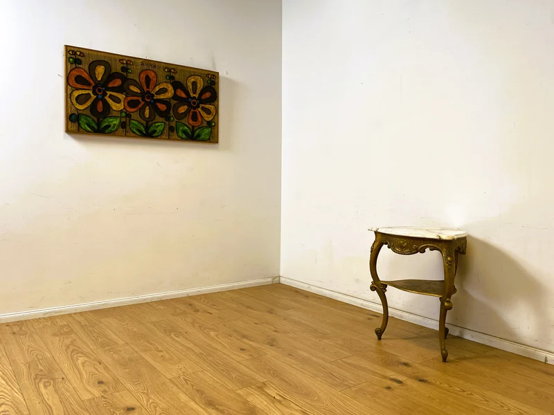 WMK Eleganter antiker Bestelltisch in seltener Dreieckform mit Marmor Auflage und goldfarbenem Tischgestell aus Holz