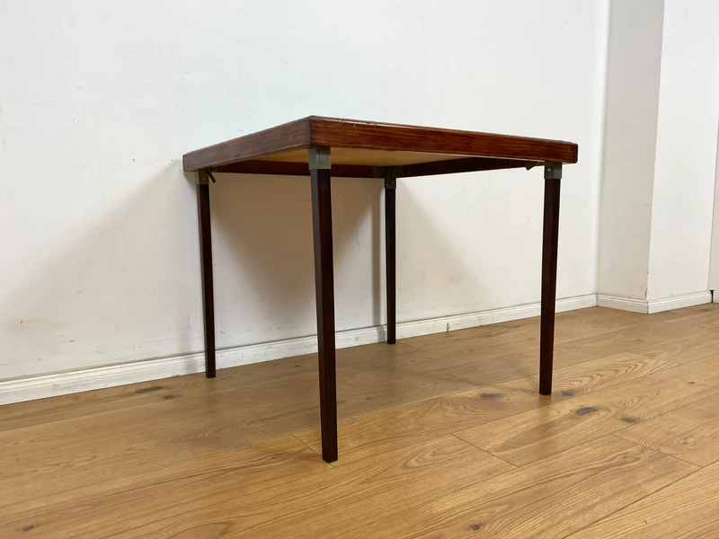 WMK Platzsparender und sehr gut erhaltener Mid-Century Spieltisch mit einklappbaren Tischbeinen und neu bespannter Tischplatte