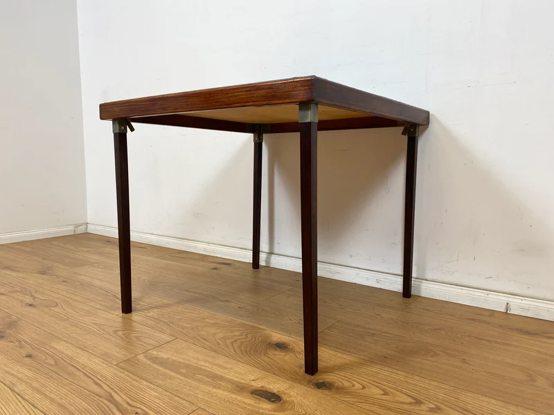 WMK Platzsparender und sehr gut erhaltener Mid-Century Spieltisch mit einklappbaren Tischbeinen und neu bespannter Tischplatte