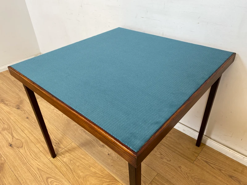 WMK Platzsparender und sehr gut erhaltener Mid-Century Spieltisch mit einklappbaren Tischbeinen und neu bespannter Tischplatte