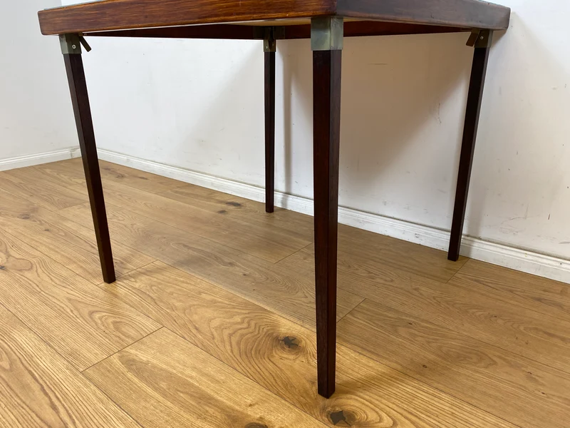 WMK Platzsparender und sehr gut erhaltener Mid-Century Spieltisch mit einklappbaren Tischbeinen und neu bespannter Tischplatte