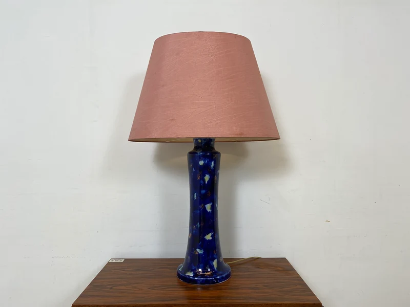 WMK Große und sehr interessante Retro Tischlampe mit rosa Lampenschirm und kunstvollem Lampenfuß aus Glas
