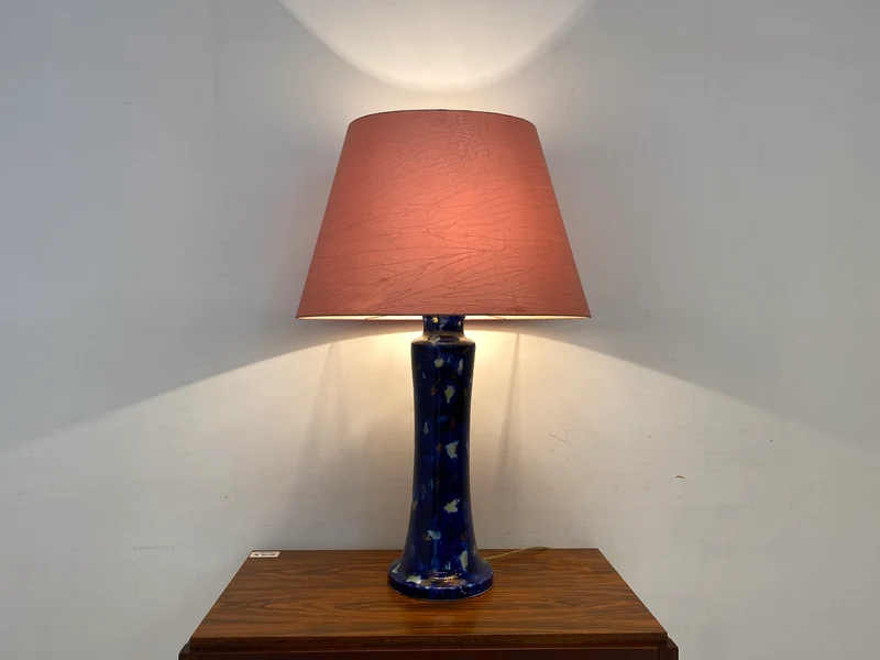 WMK Große und sehr interessante Retro Tischlampe mit rosa Lampenschirm und kunstvollem Lampenfuß aus Glas