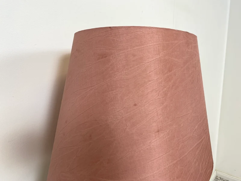 WMK Große und sehr interessante Retro Tischlampe mit rosa Lampenschirm und kunstvollem Lampenfuß aus Glas