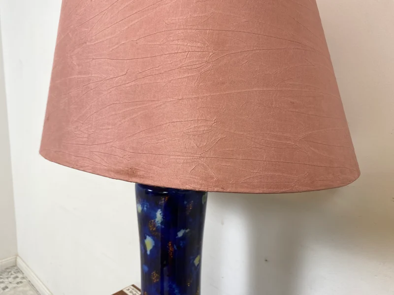 WMK Große und sehr interessante Retro Tischlampe mit rosa Lampenschirm und kunstvollem Lampenfuß aus Glas