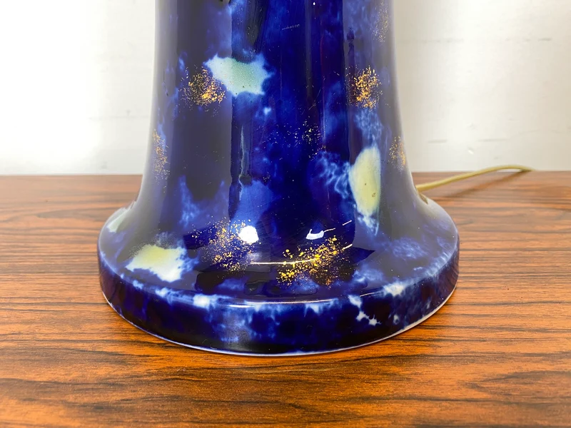 WMK Große und sehr interessante Retro Tischlampe mit rosa Lampenschirm und kunstvollem Lampenfuß aus Glas
