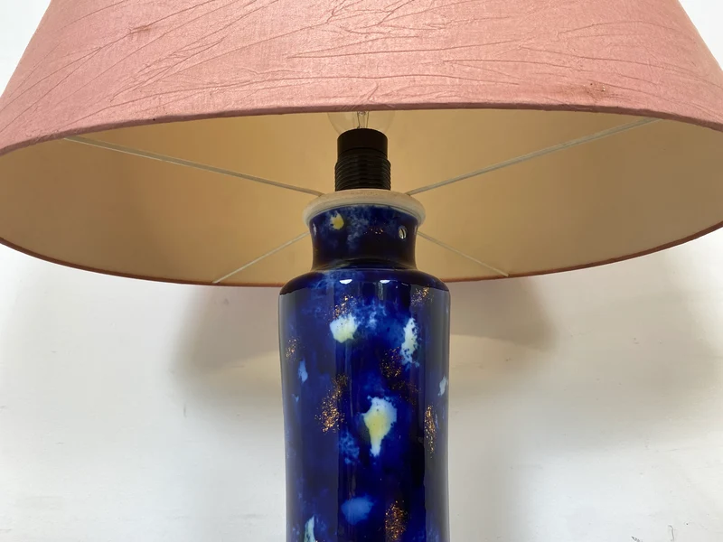 WMK Große und sehr interessante Retro Tischlampe mit rosa Lampenschirm und kunstvollem Lampenfuß aus Glas