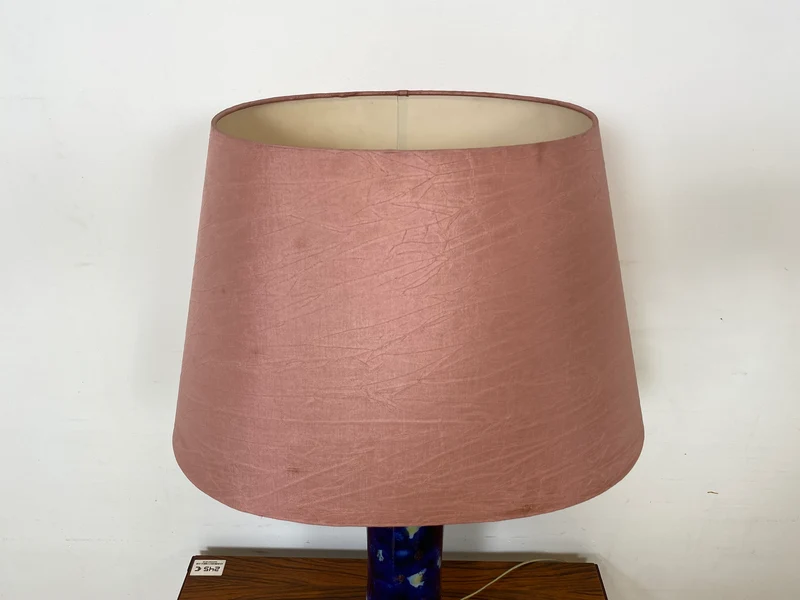 WMK Große und sehr interessante Retro Tischlampe mit rosa Lampenschirm und kunstvollem Lampenfuß aus Glas
