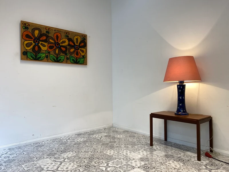 WMK Große und sehr interessante Retro Tischlampe mit rosa Lampenschirm und kunstvollem Lampenfuß aus Glas