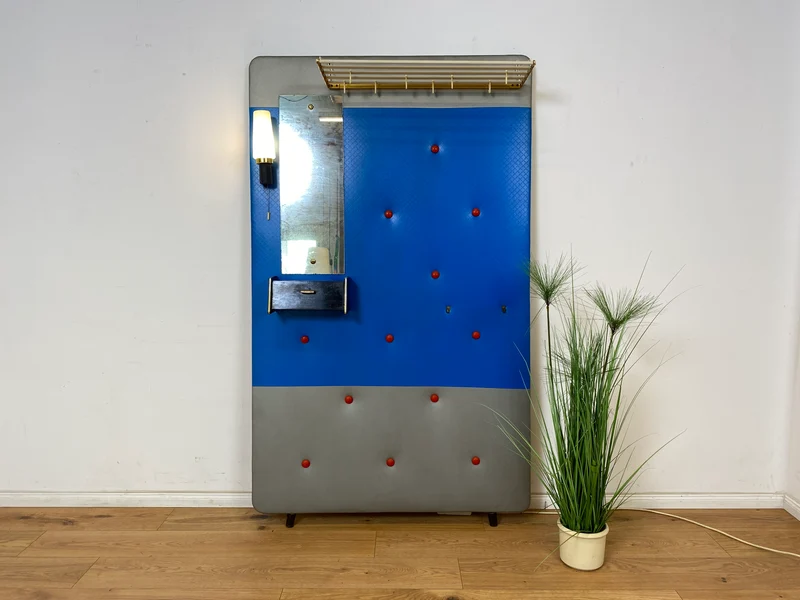 WMK Schöne & gut erhaltene Rockabilly Flurgarderobe mit schönem blauem Kunstlederbezug, Hutablage aus Messing, Spiegel (blind) & Lampe
