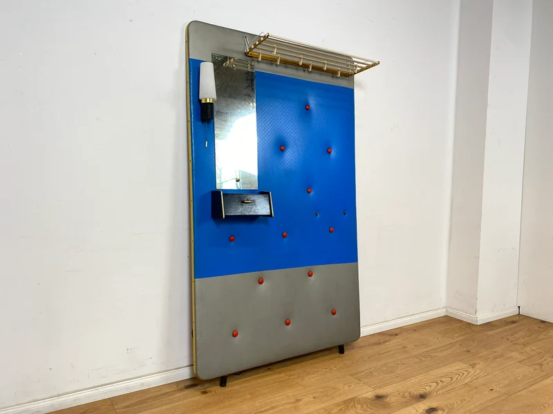 WMK Schöne & gut erhaltene Rockabilly Flurgarderobe mit schönem blauem Kunstlederbezug, Hutablage aus Messing, Spiegel (blind) & Lampe