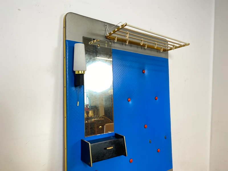 WMK Schöne & gut erhaltene Rockabilly Flurgarderobe mit schönem blauem Kunstlederbezug, Hutablage aus Messing, Spiegel (blind) & Lampe