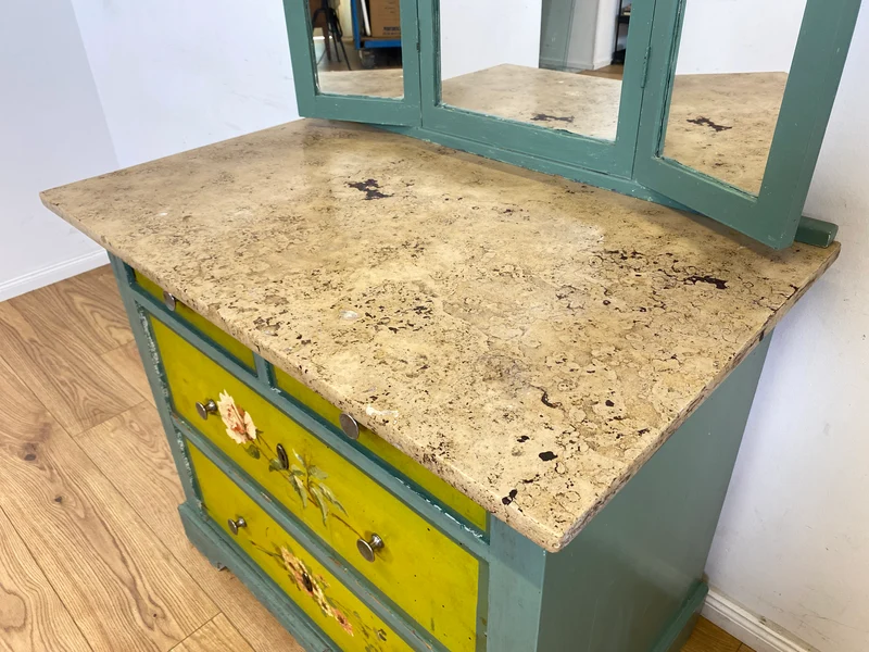 WMK Besonders schöne antike Spiegelkommode aus vollem Holz mit Marmorplatte und floraler Handbemalung