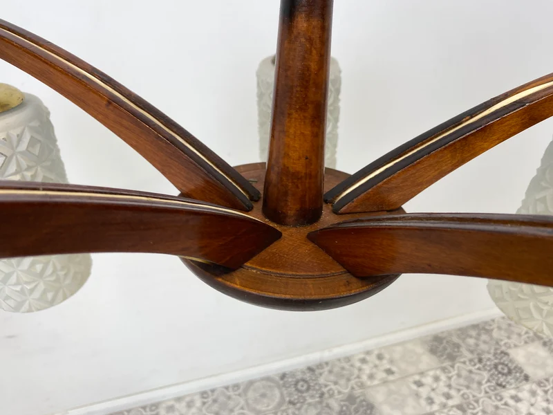 WMK Sehr schöner und gut erhaltener 5-armiger 60er Jahre Kronleuchter aus Holz und Messing mit weißen Glasschirmen