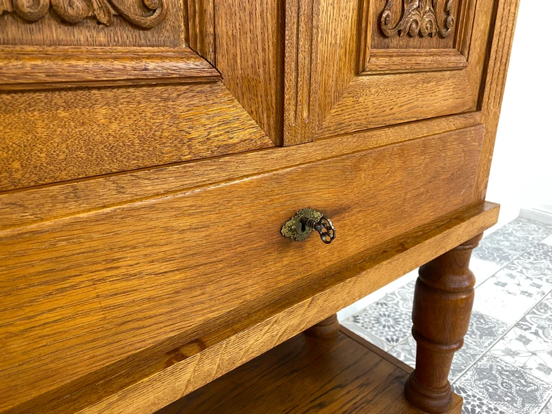 WMK Edler und sehr gut erhaltener antiker Stollenschrank aus Dänemark in massiver Eiche mit Schublade & Messingbeschlägen