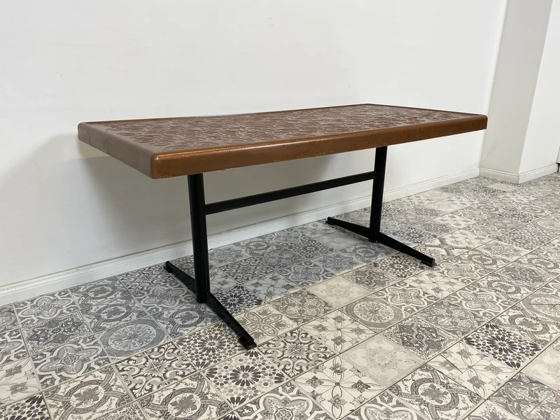 WMK Kultiger jedoch etwas abgenutzter Space Age Couchtisch mit hübscher Tischplatte aus Kunststoff, auch Outdoor geeignet
