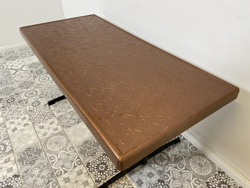 WMK Kultiger jedoch etwas abgenutzter Space Age Couchtisch mit hübscher Tischplatte aus Kunststoff, auch Outdoor geeignet